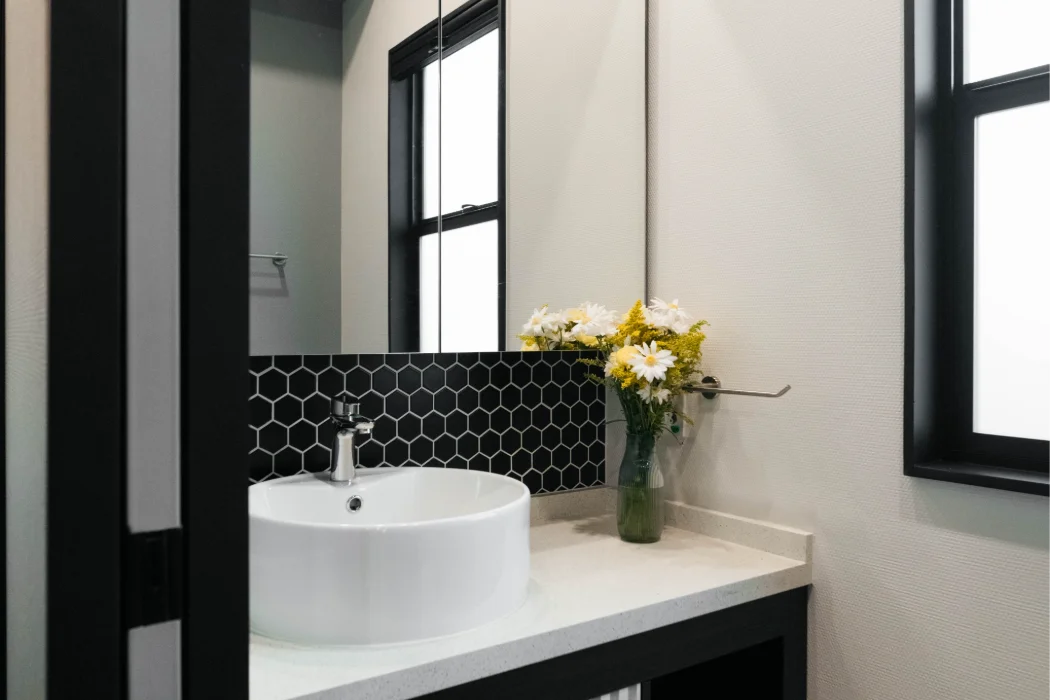 A Bathroom That Refuses to Compromise